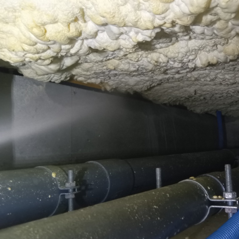 床下の基礎部分に防蟻剤を散布する様子