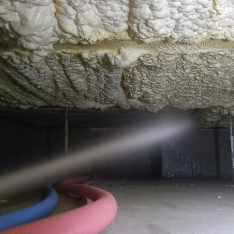 床下の基礎部分に防蟻剤を散布する様子