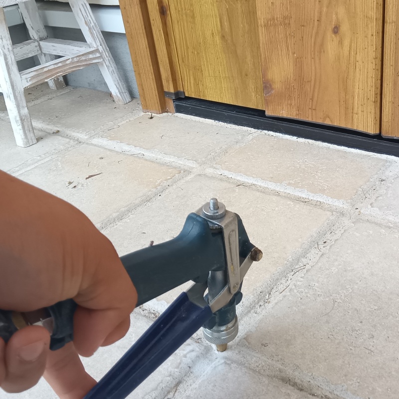 玄関の床に防蟻剤を注入する様子