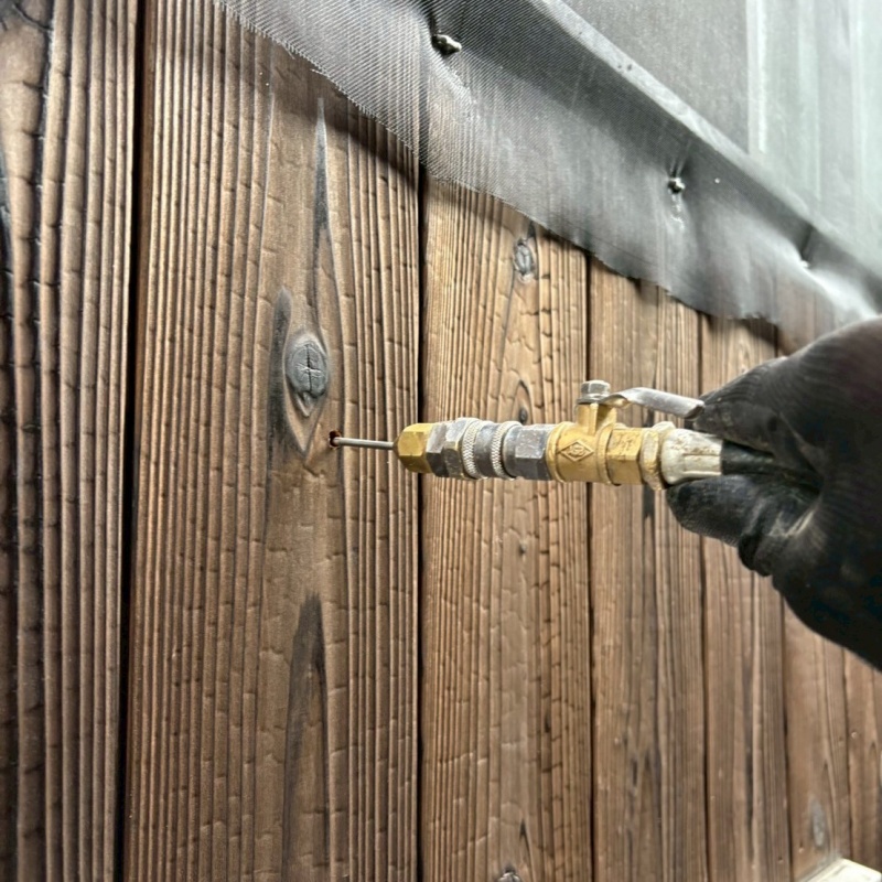 外壁にシロアリ駆除剤を注入する様子