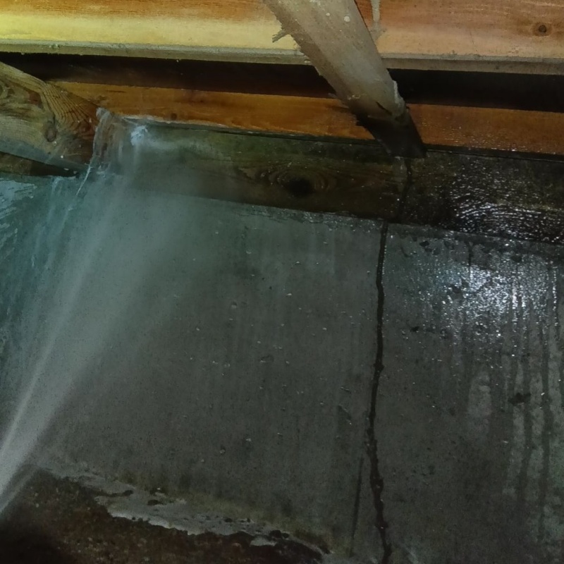 床下の基礎部分にシロアリ駆除剤を散布する様子