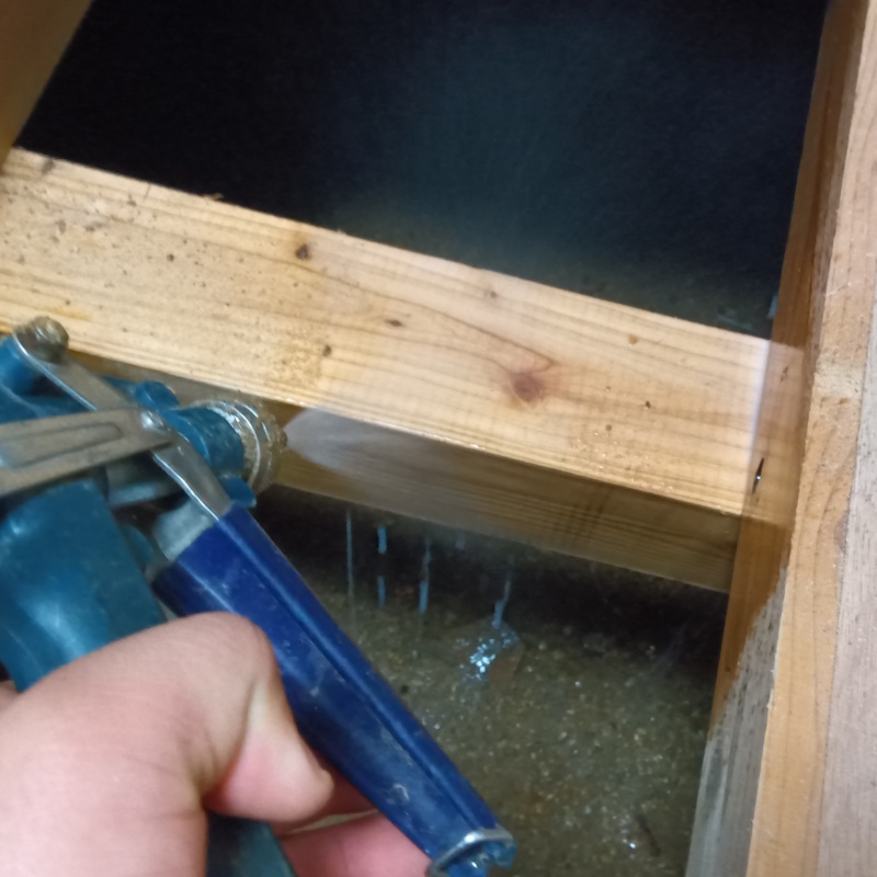 床下の木材にシロアリ駆除剤を散布する様子