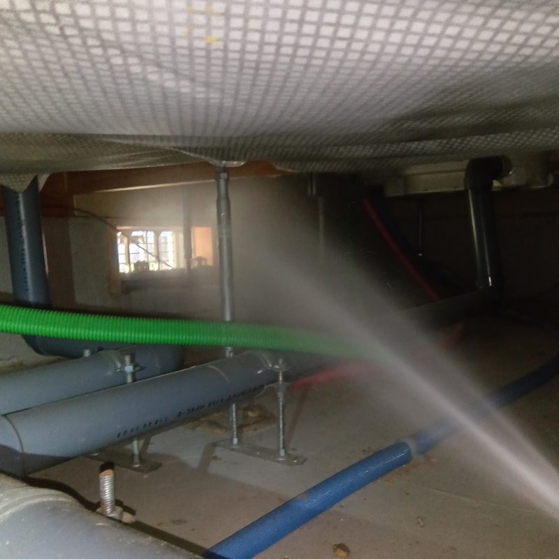 床下の木材に防蟻剤を散布する様子