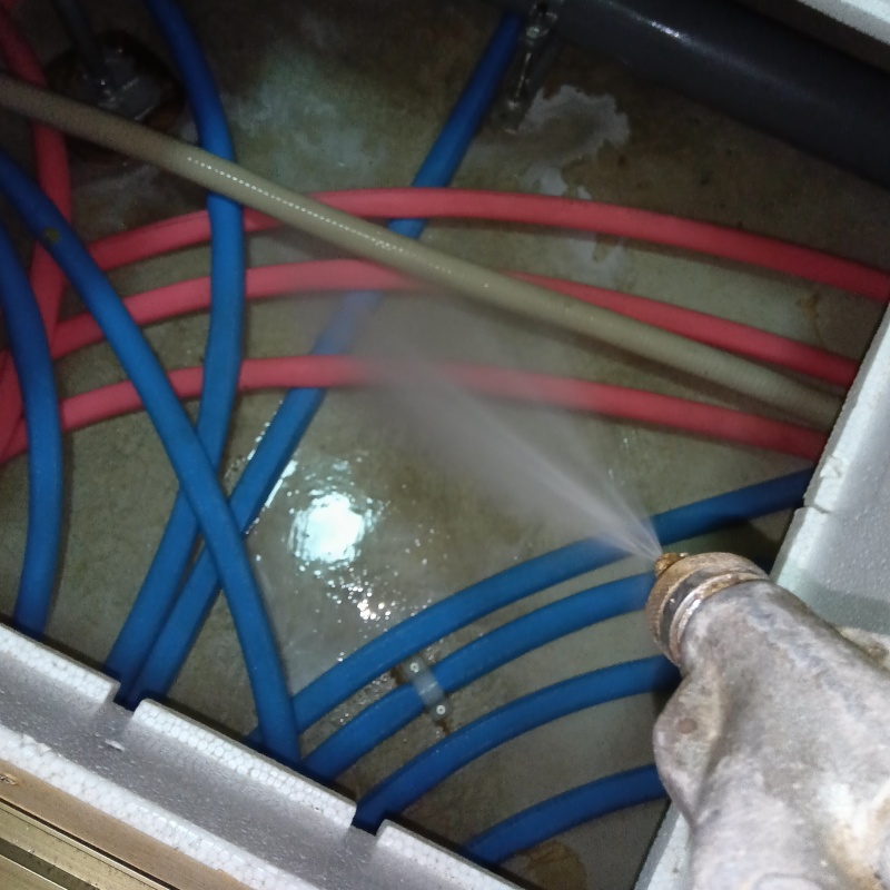 床下の基礎部分に防蟻剤を散布する様子