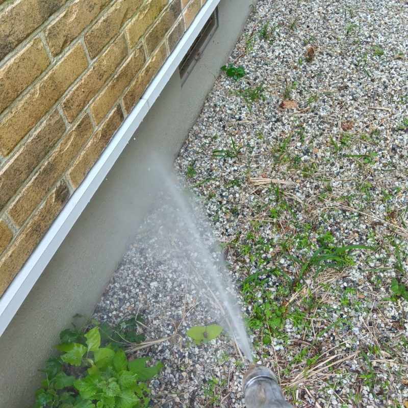 基礎周りに防蟻剤を散布する様子