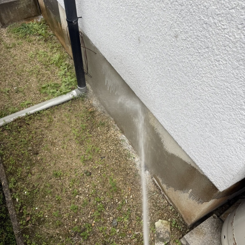 基礎周りにシロアリ駆除剤を散布する様子