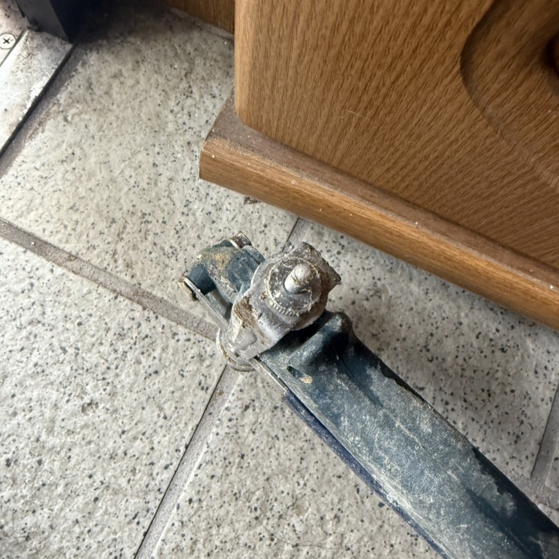 玄関の床にシロアリ駆除剤を注入する様子