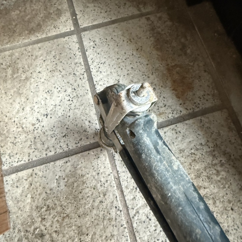 玄関の床にシロアリ駆除剤を注入する様子