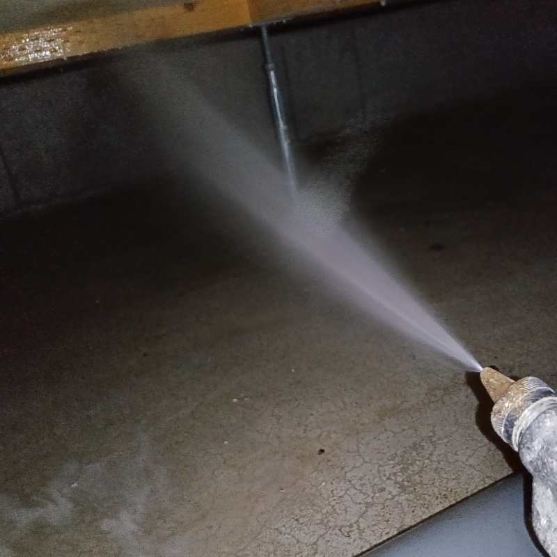 床下の木材に防蟻剤を散布する様子