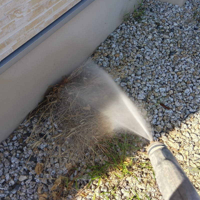 基礎周りに防蟻剤を散布する様子