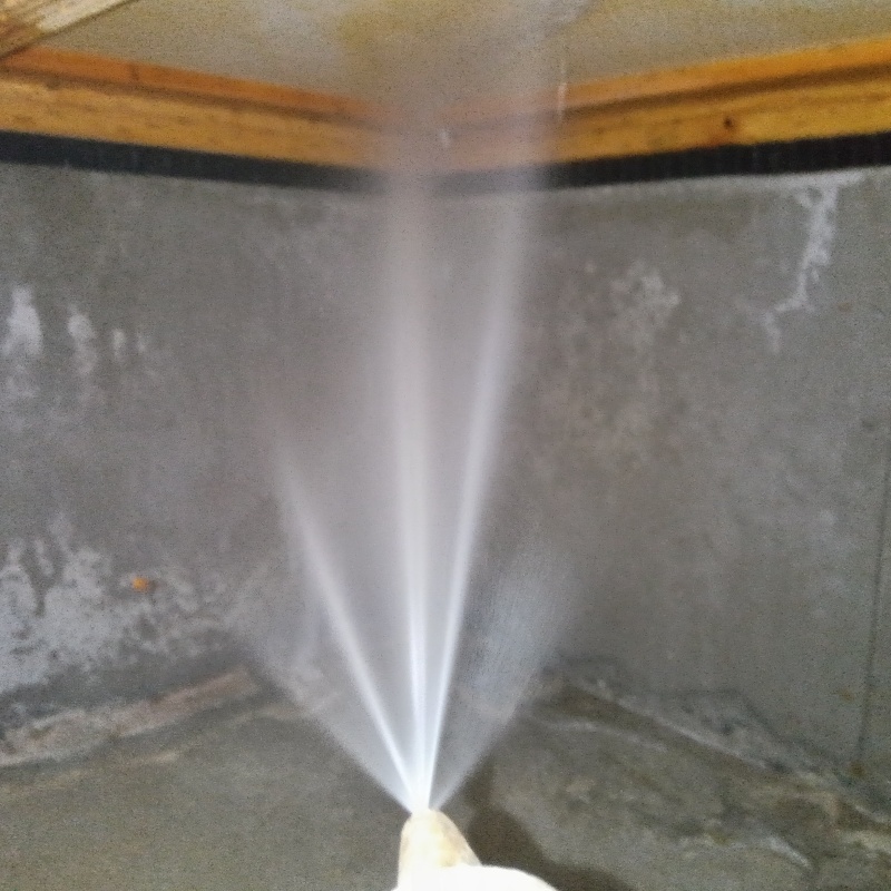 床下の基礎部分に防蟻剤を散布する様子