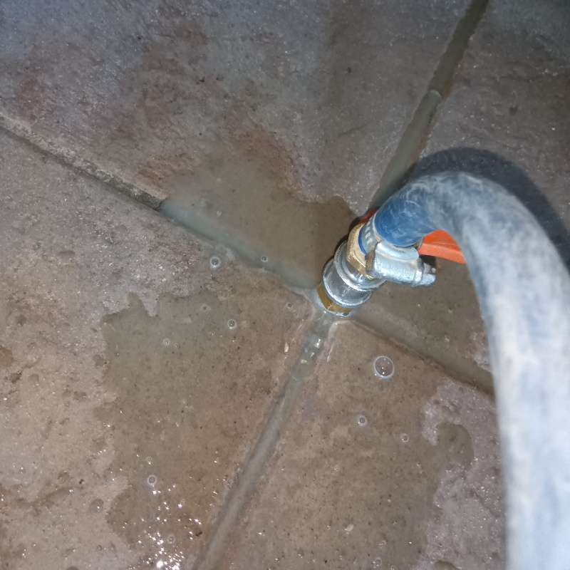 玄関の床に防蟻剤を注入する様子