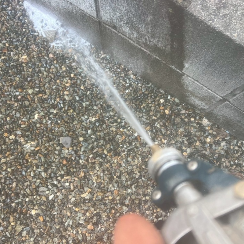 基礎周りに防蟻剤を散布する様子