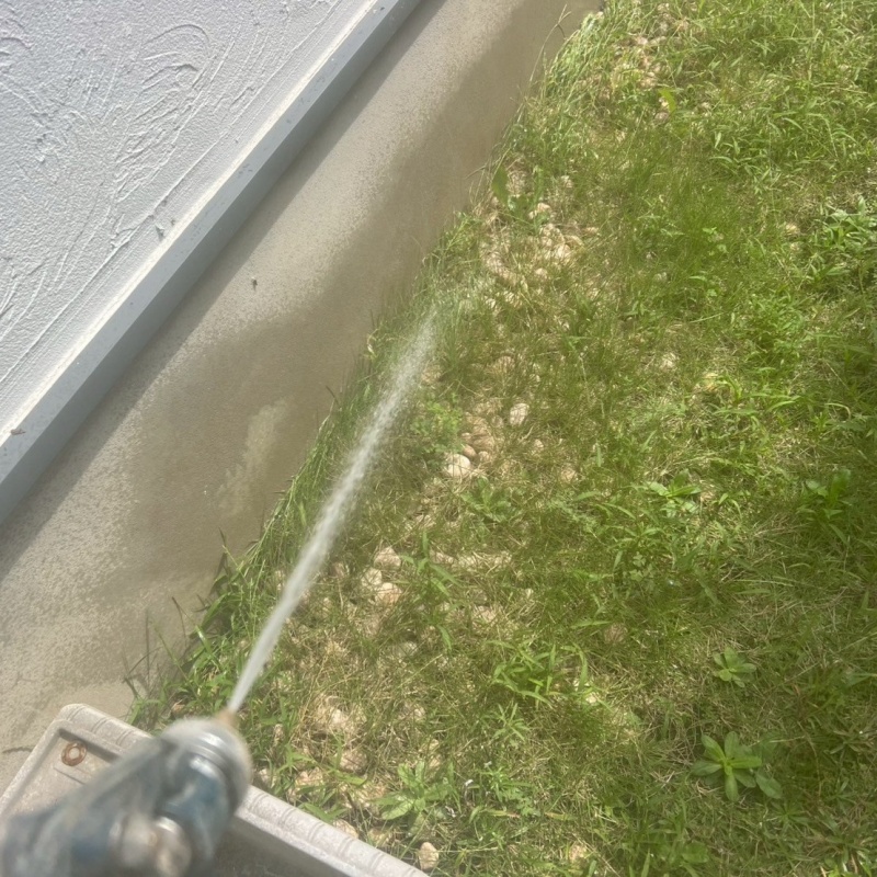 基礎周りに防蟻剤を散布する様子