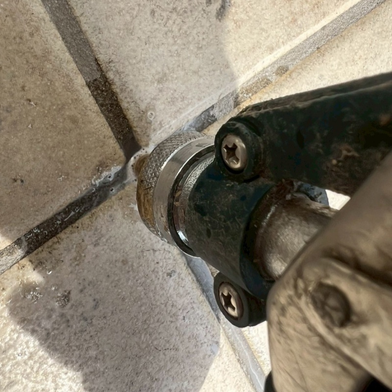 玄関の床に防蟻剤を注入する様子