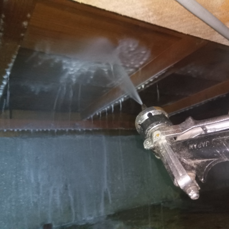 床下の木材にシロアリ駆除剤を散布する様子