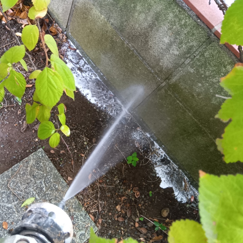 基礎周りにシロアリ駆除剤を散布する様子