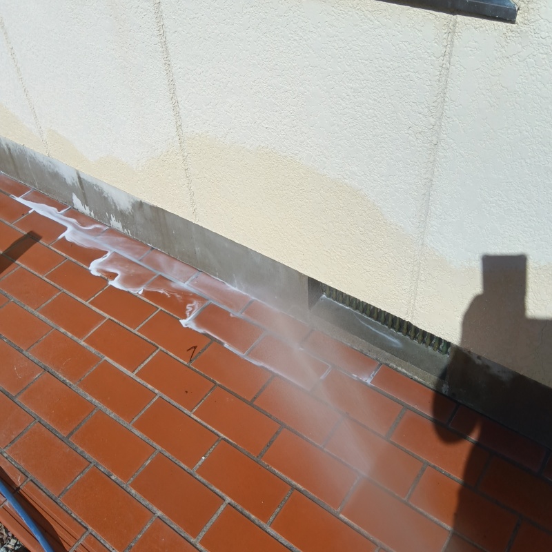 基礎周りにシロアリ駆除剤を散布する様子