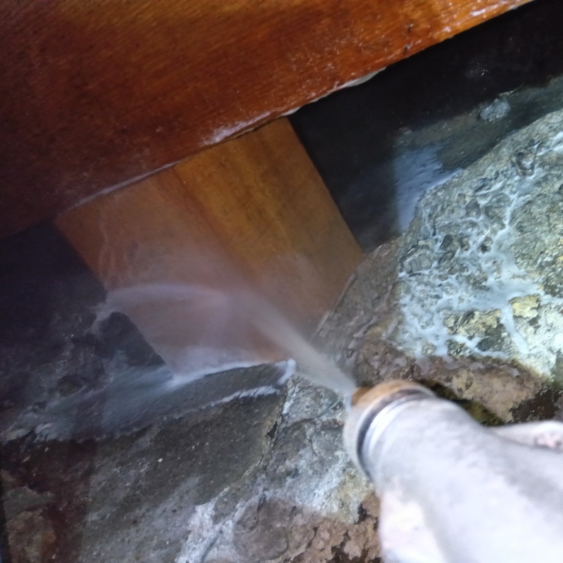 床下の木材にシロアリ駆除剤を散布する様子