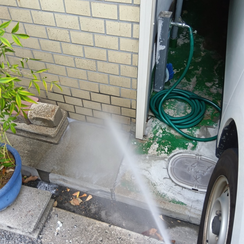 基礎周りにシロアリ駆除剤を散布する様子