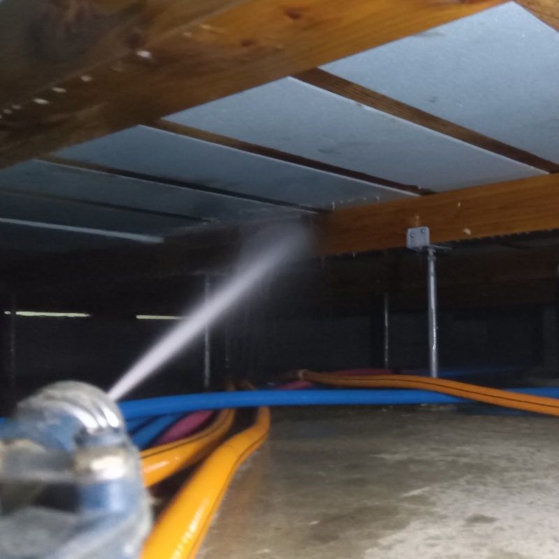 床下の木材に防蟻剤を散布する様子