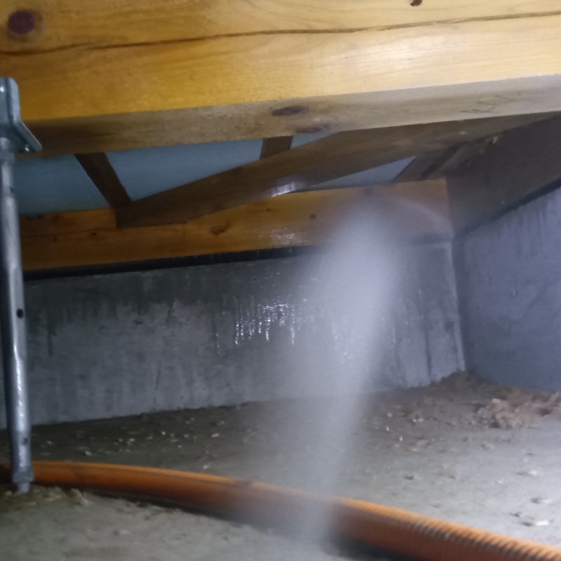 床下の基礎部分に防蟻剤を散布する様子