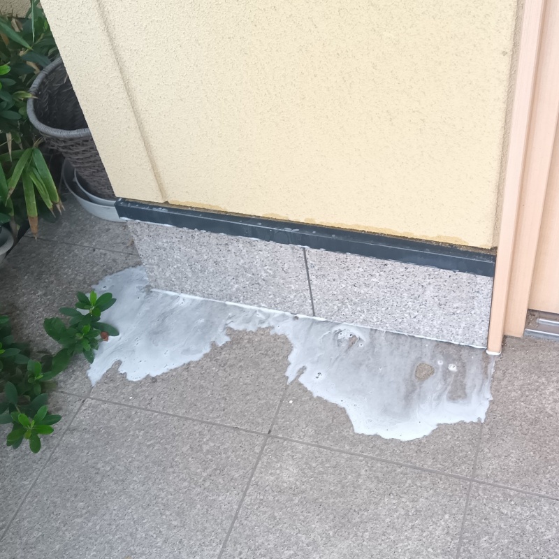 基礎周りに防蟻剤を散布した様子