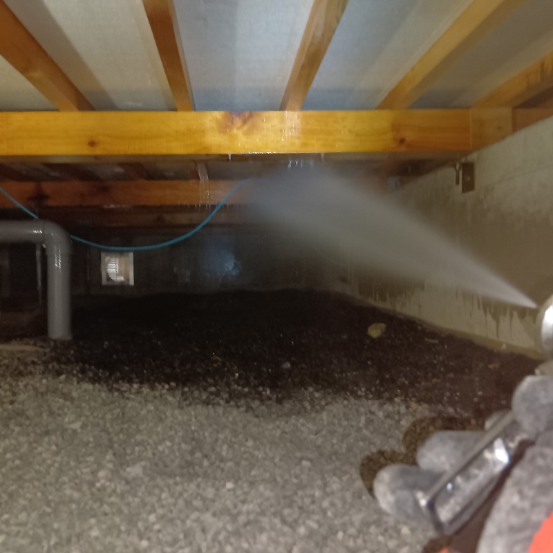 床下の木材にシロアリ駆除剤を散布する様子