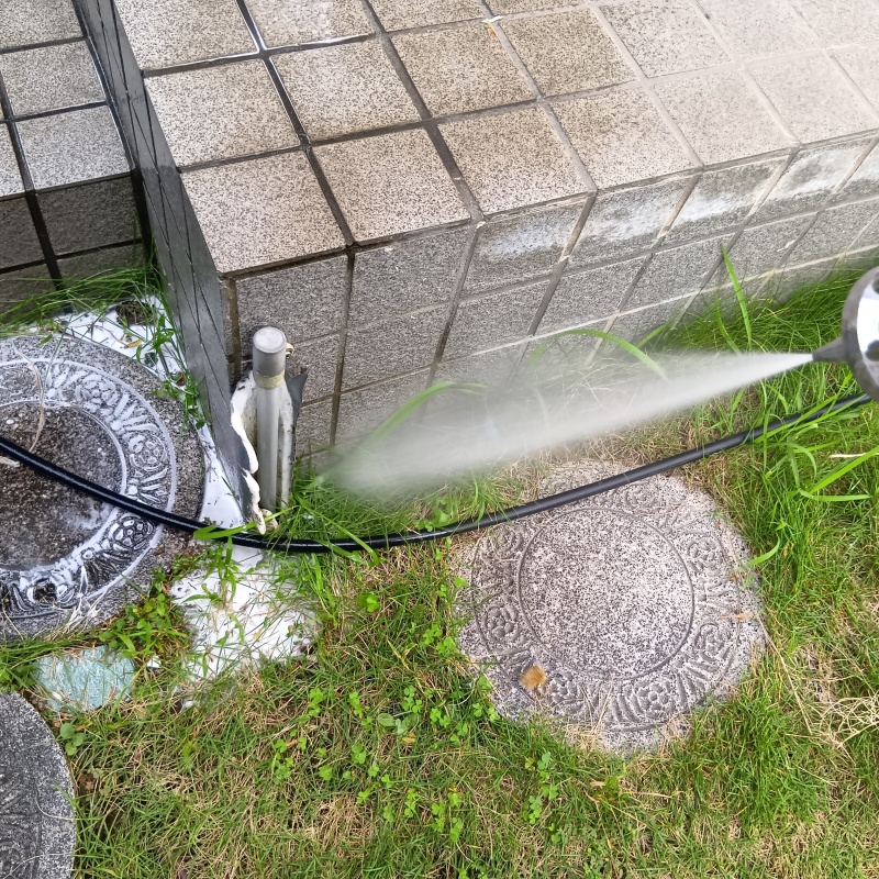 基礎周りにシロアリ駆除剤を散布する様子