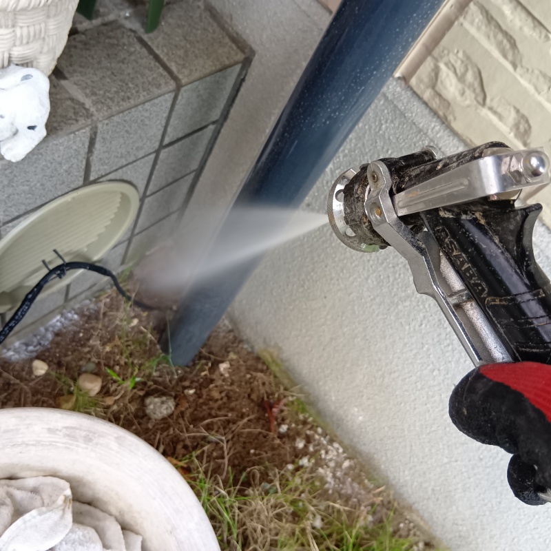 基礎周りにシロアリ駆除剤を散布する様子