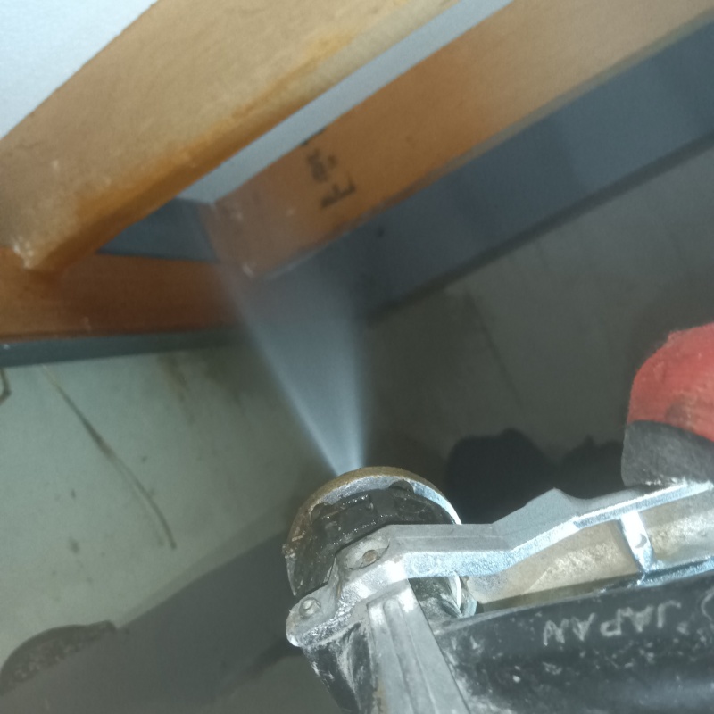 床下の木材にシロアリ駆除剤を散布する様子