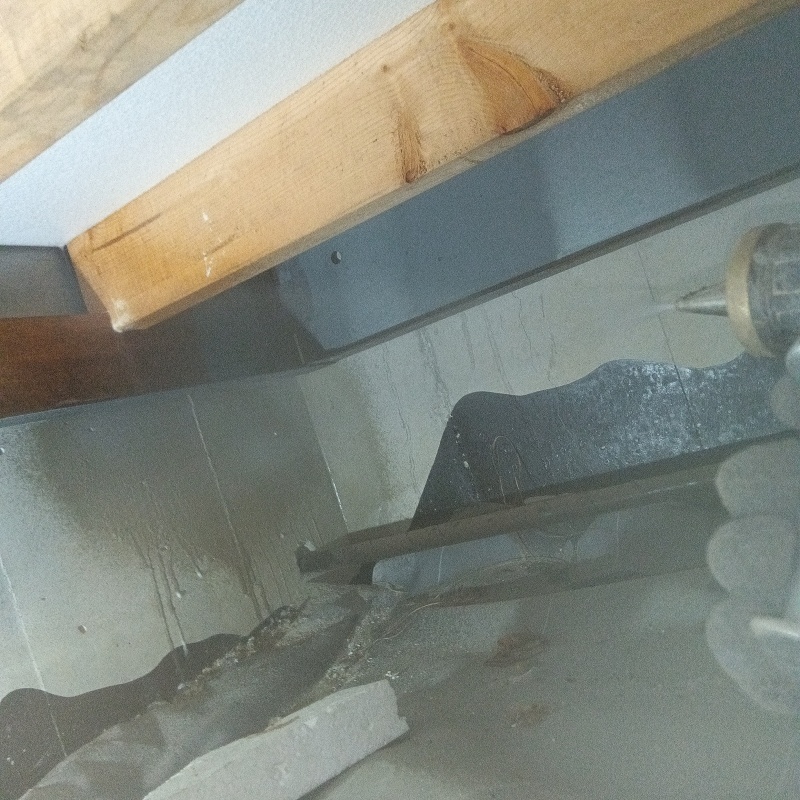 床下の基礎部分にシロアリ駆除剤を散布する様子