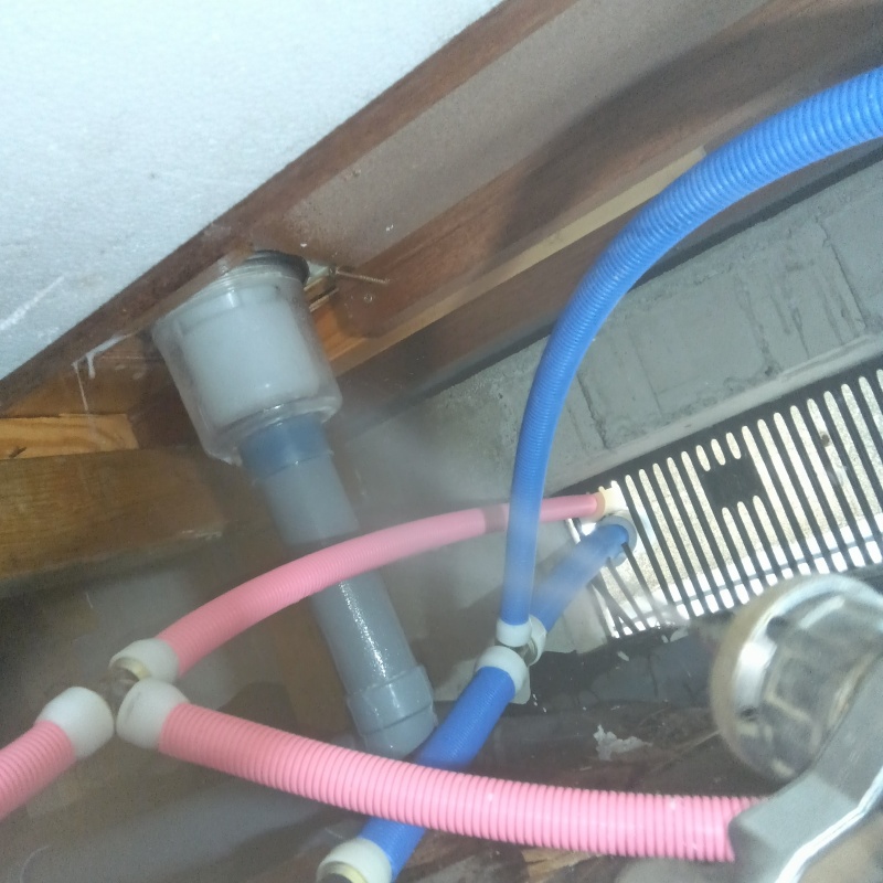 床下の基礎部分にシロアリ駆除剤を散布する様子