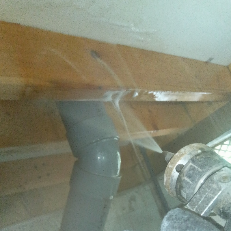 床下の木材にシロアリ駆除剤を散布する様子