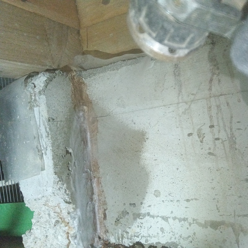 床下の基礎部分にシロアリ駆除剤を散布する様子