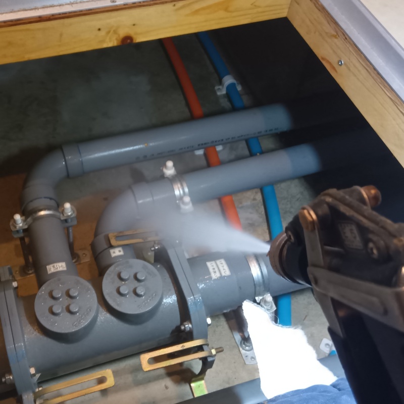 床下にシロアリ駆除剤を散布する様子