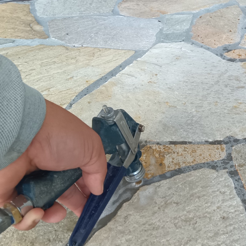 タイルに穿孔処理をする様子