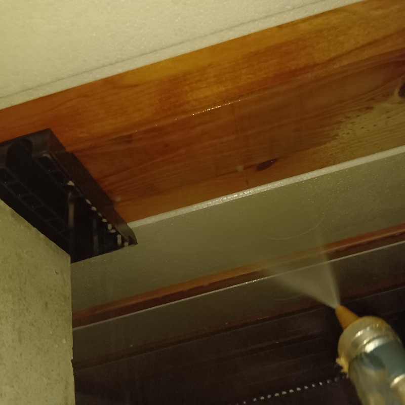 床下の木材にシロアリ駆除剤を散布する様子