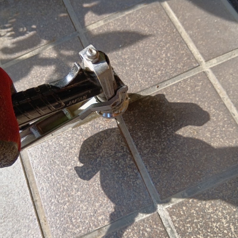 玄関の床にシロアリ駆除剤を注入する様子