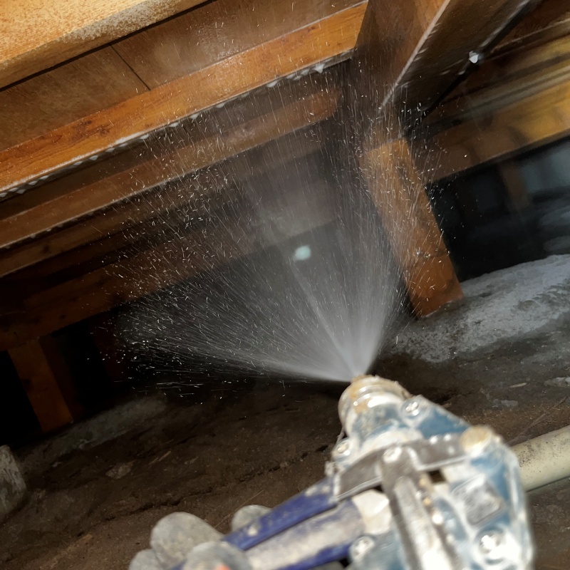 床下の木材にシロアリ駆除剤を散布