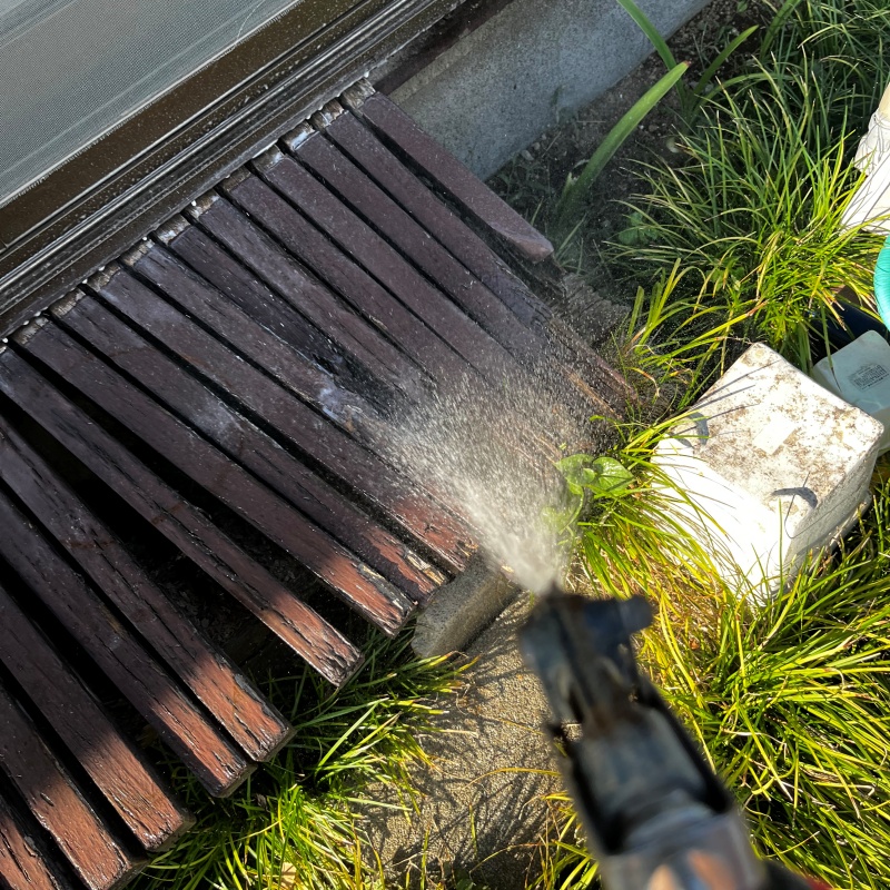 ウッドデッキにシロアリ駆除剤を散布