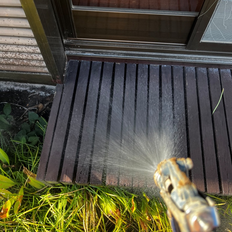 ウッドデッキにシロアリ駆除剤を散布