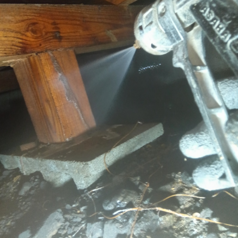 束石まわりにシロアリ駆除剤を散布