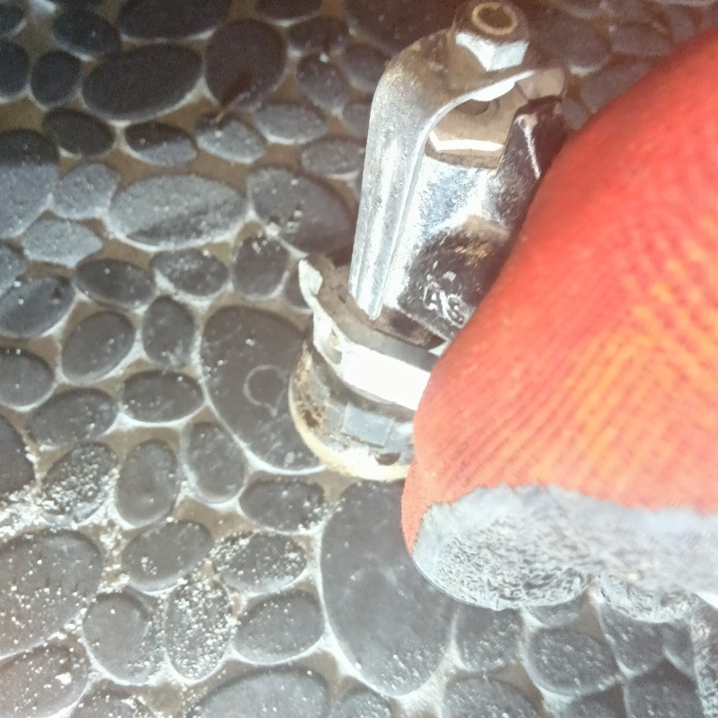 床にシロアリ駆除剤を注入