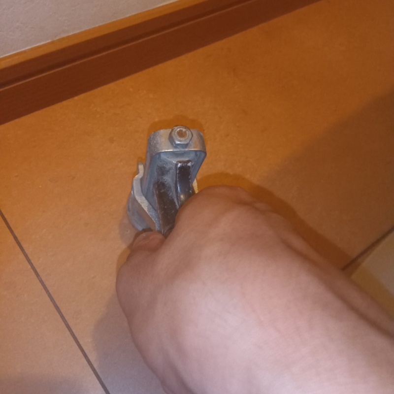 床にシロアリ駆除剤を注入