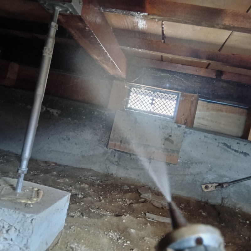 床下の木材にシロアリ駆除剤を散布