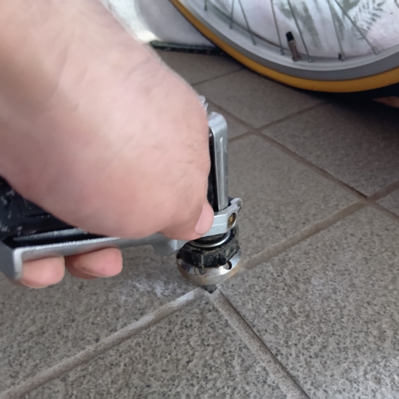 床にシロアリ駆除剤を注入