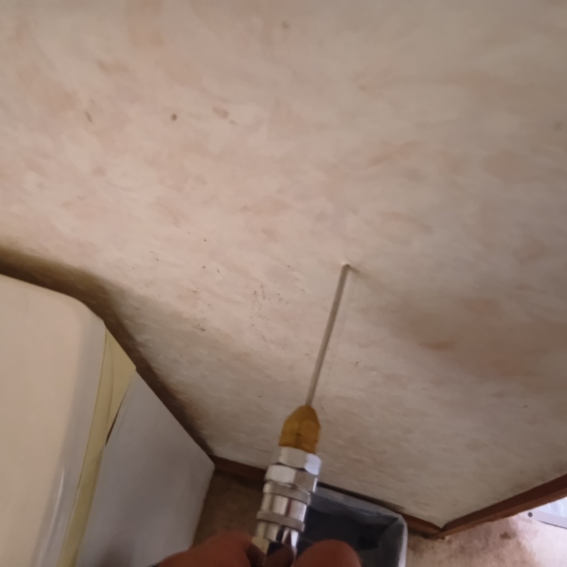 壁にシロアリ駆除剤を注入