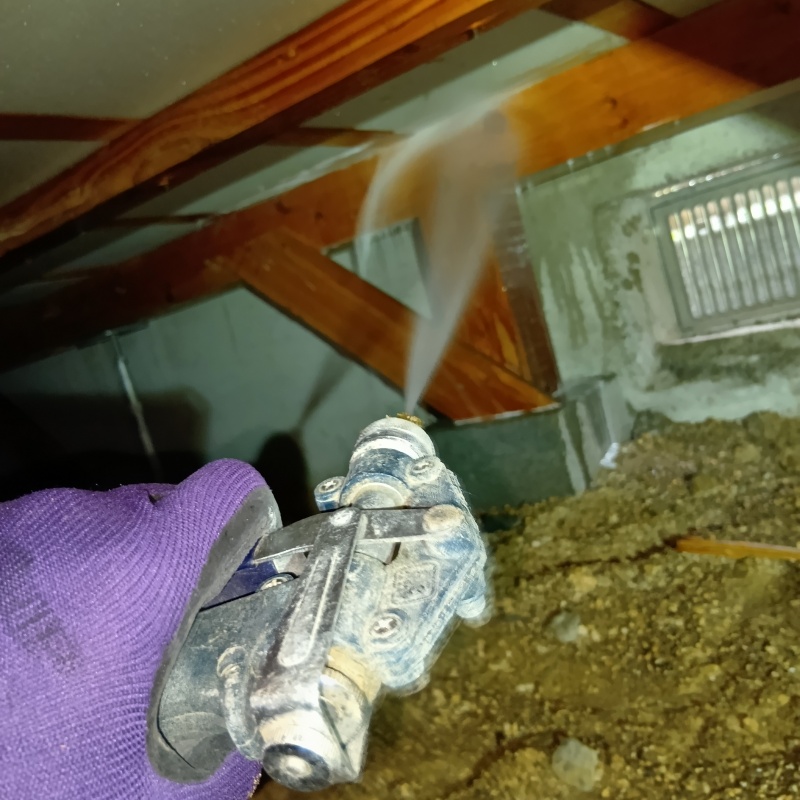 床下の木材にシロアリ駆除剤を散布