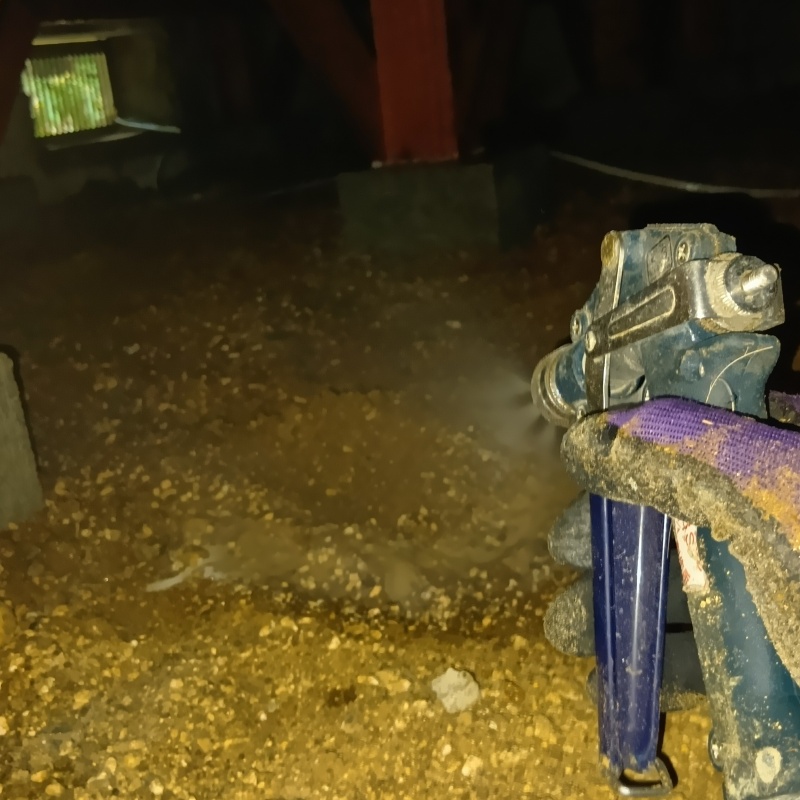 床下の地面にシロアリ駆除剤を散布